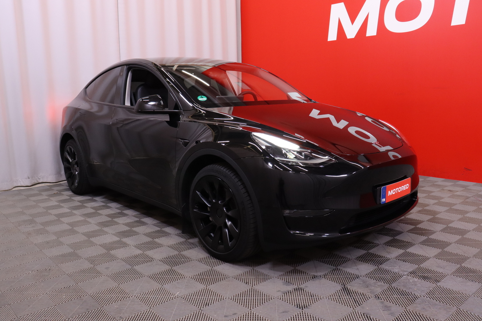 Tesla - Model Y - Long Range - Maastoauto