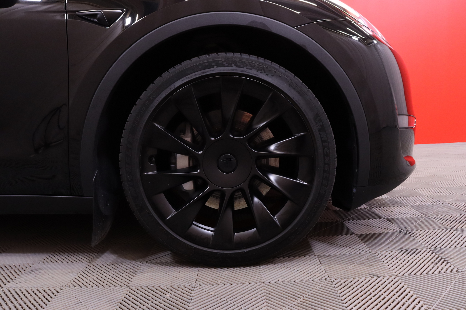 Tesla - Model Y - Long Range - Maastoauto