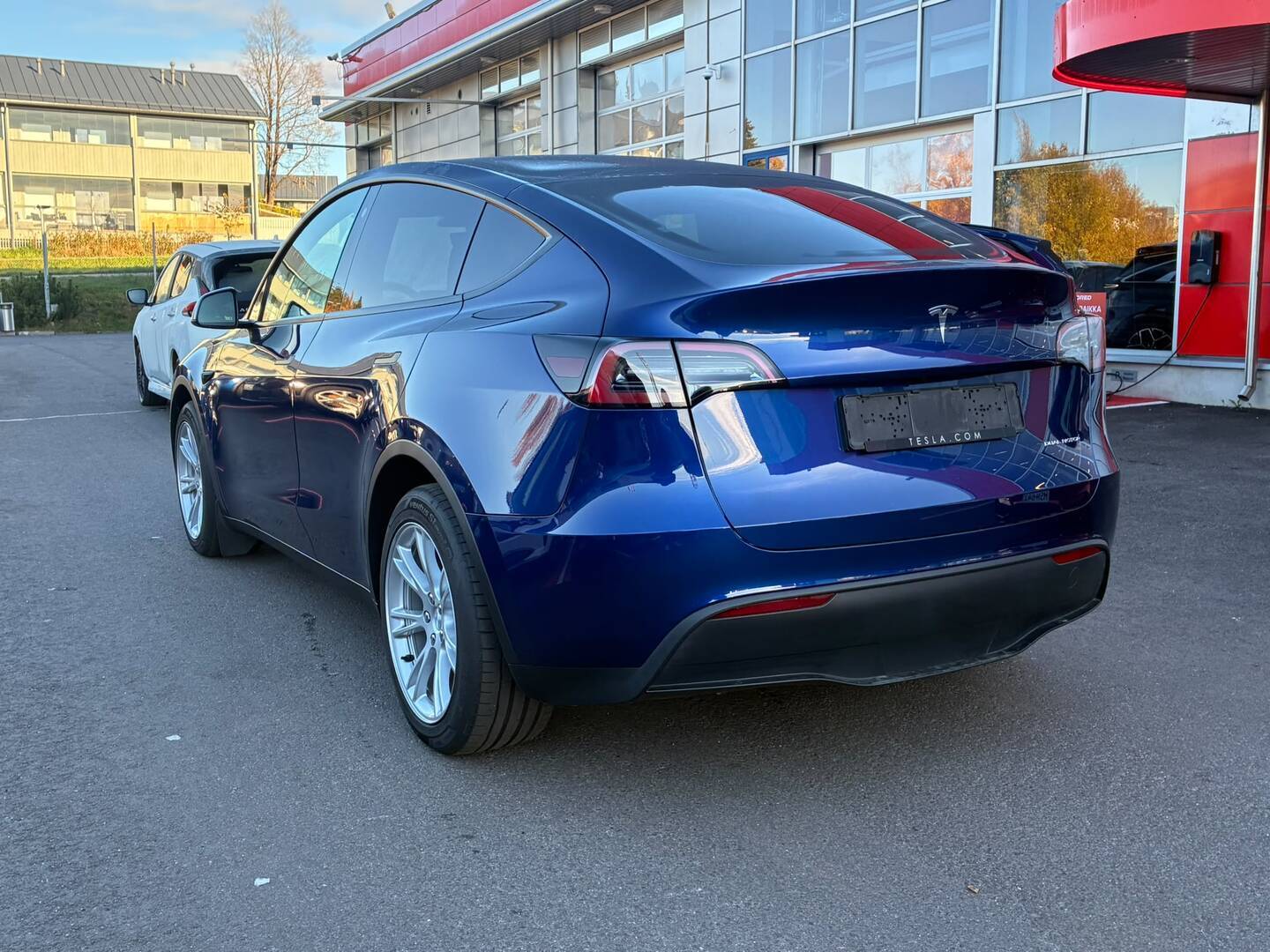 Tesla - Model Y - Long Range - Maastoauto