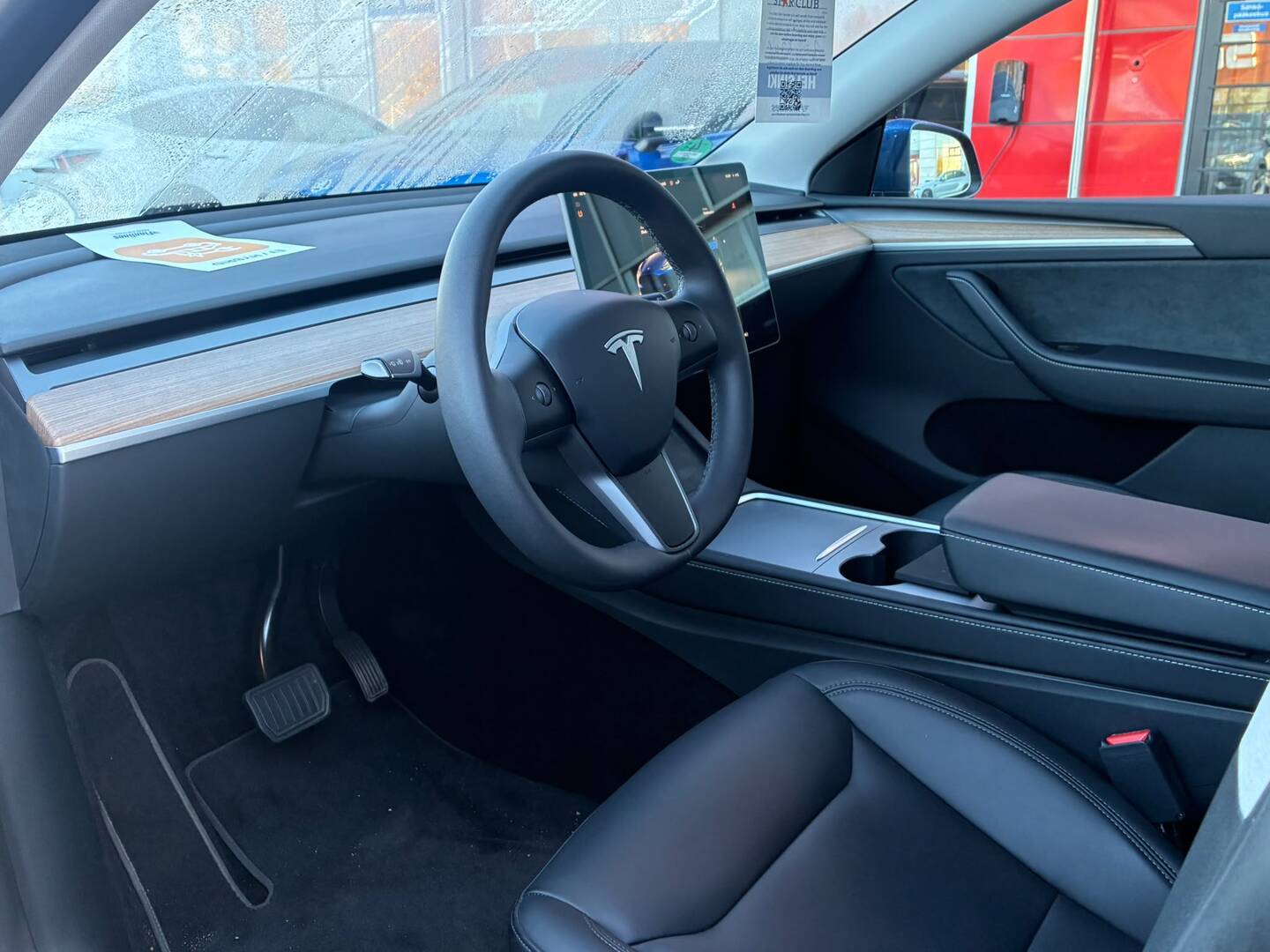 Tesla - Model Y - Long Range - Maastoauto