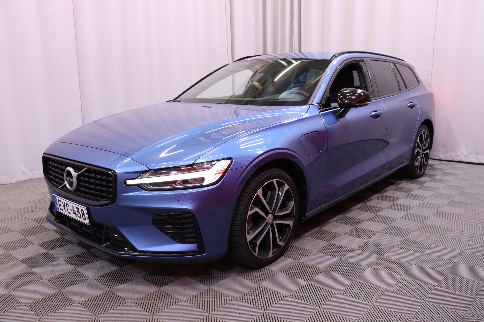 Volvo - V60 - T8 TwE AWD R-Design aut - Farmari