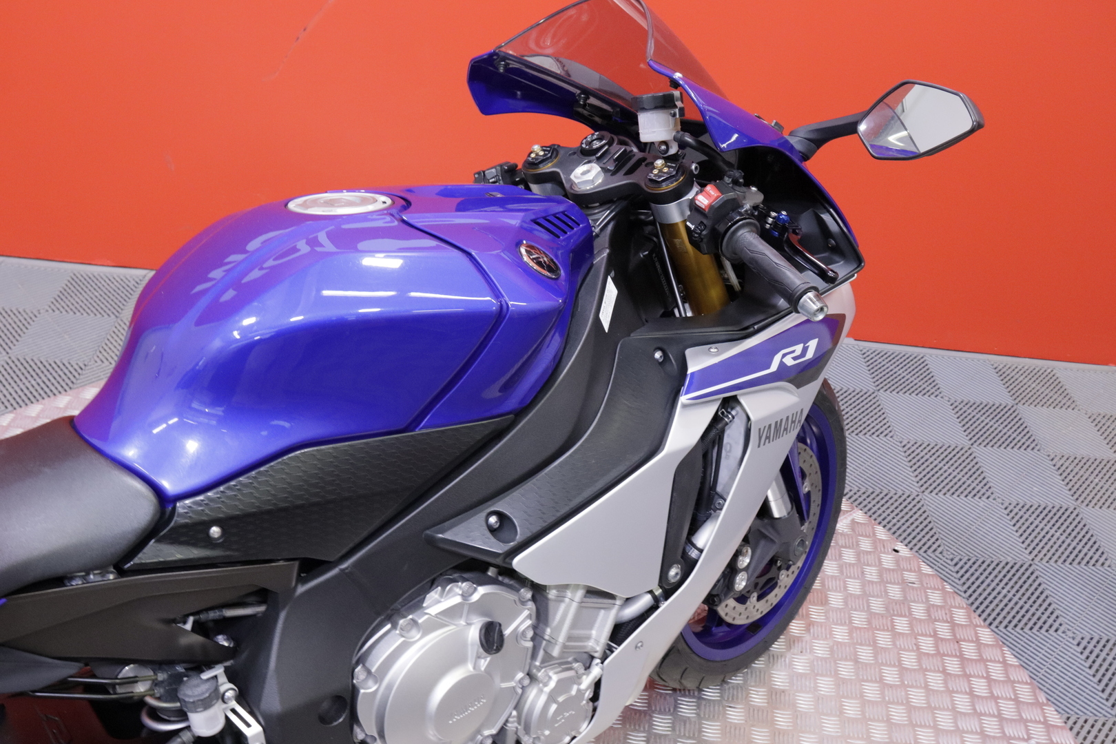 Yamaha - YZF-R1 - // Suomi-pyörä / Uudet renkaat! / Huoltokirja / Akrapovic kokoputkisto / TCS / SCS / Shifter / Ajomodet // - Moottoripyörä